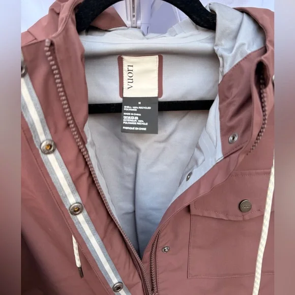 Vuori Women's Palisades Raincoat - Picture 3 of 5